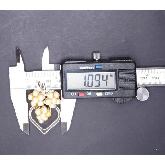 Vintage Faux Pearl Scarf Clip Grapes Bunch Gold Tone in Gift Box - Picture 5 of 6